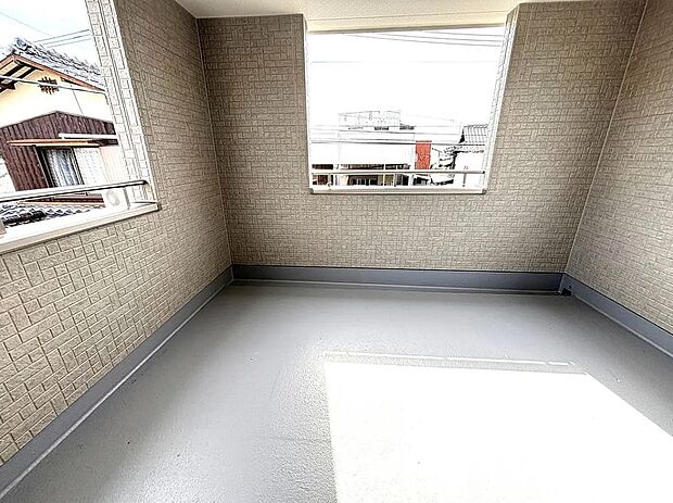 【バルコニー】使い勝手の良い広々屋根付きバルコニー♪