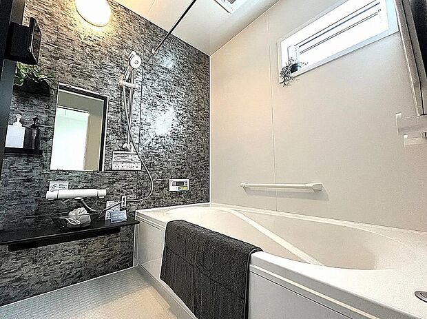 【浴室】広々お風呂でほっとひといき！浴室乾燥暖房付き♪浴槽はゆったりとした曲線でリラックスできる形状♪