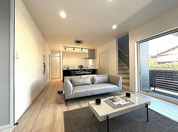 【リビング】LDK広々17.7帖！対面キッチンがご家族のあたたかい時間を演出♪