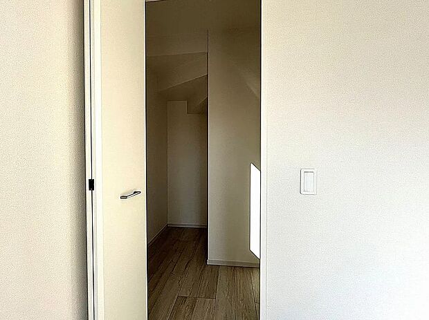 【【1号棟】ウォークインクローゼット】リビングと主寝室にウォークインクローゼット付きで収納便利！