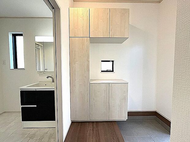 【【B号棟】玄関】シューズボックス付きで玄関すっきり!