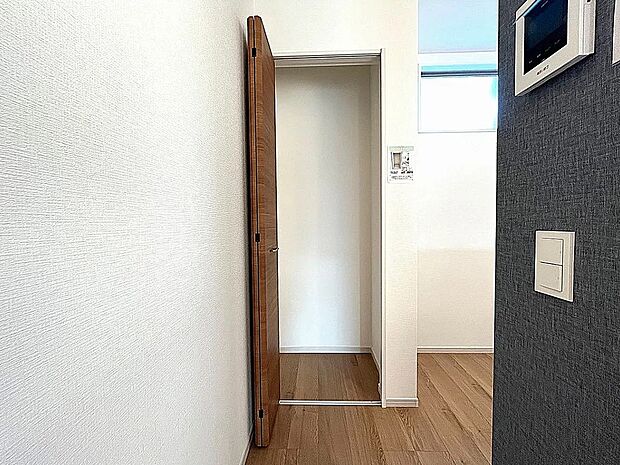 【【2号棟】パントリー】キッチンそばに収納付きで便利!