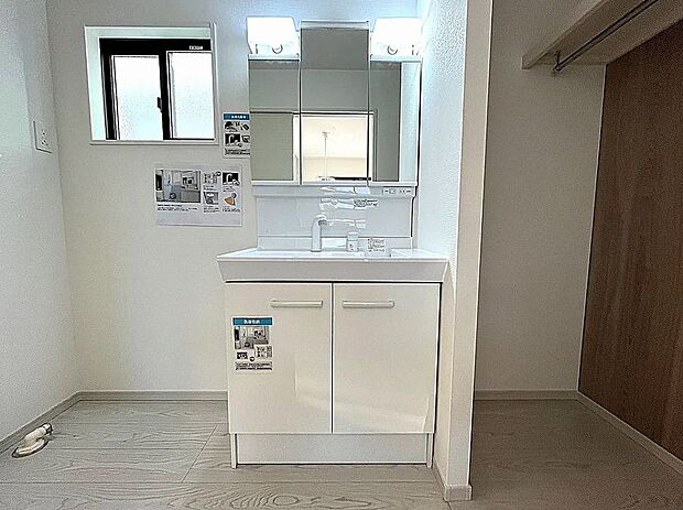 【【1号棟】洗面脱衣室】ゆったりとした洗面脱衣室で朝の混雑時も安心!