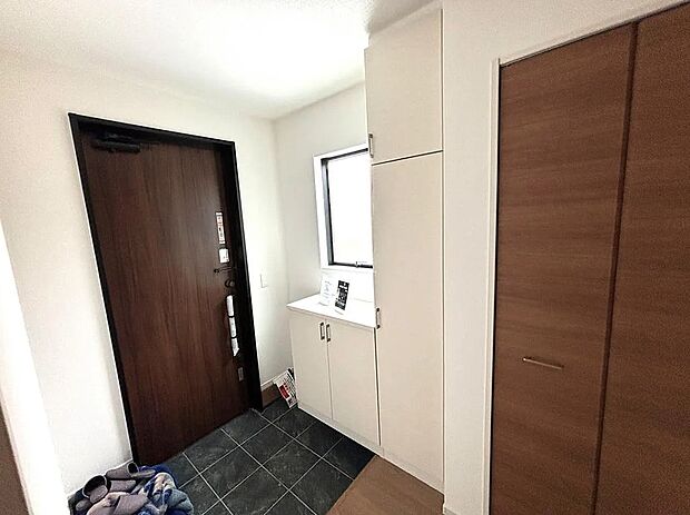 【【2号棟】玄関】シューズボックス付きで玄関すっきり！