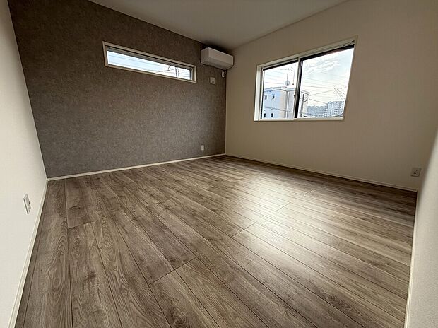 【【4号地】主寝室】主寝室アクセントクロスがお洒落空間を演出!全室LED照明付き♪