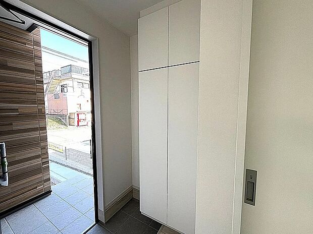 【玄関】シューズボックス付きで玄関すっきり!