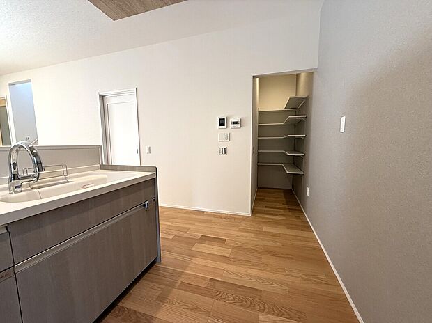 【パントリー】キッチン横にパントリー収納有り♪