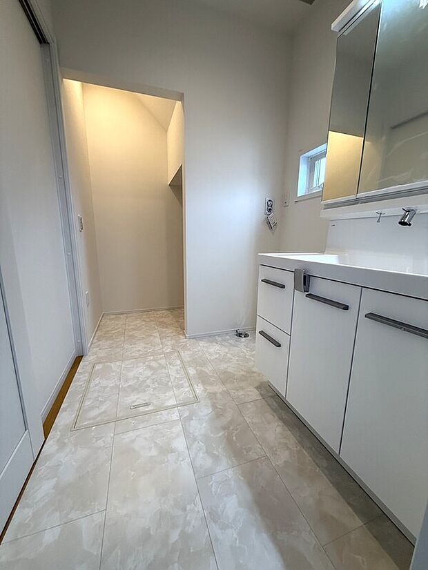 【洗面脱衣室】ストレージスペース付きの広々とした洗面脱衣室！