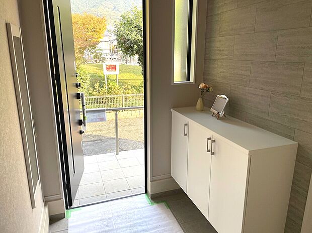 【玄関】シューズボックス付きで玄関すっきり!