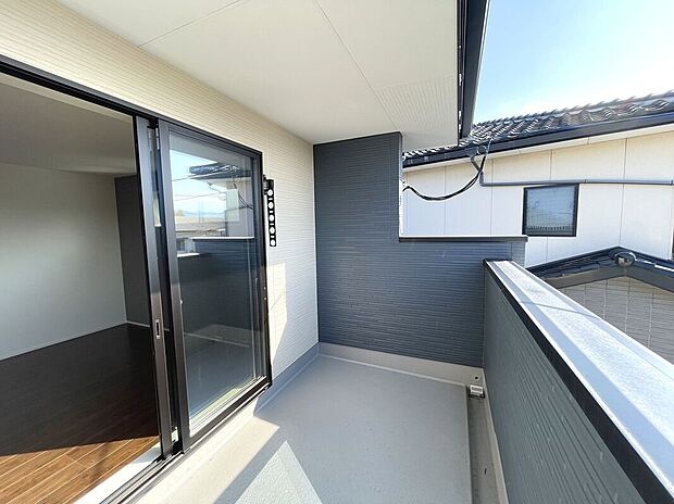 【【4号棟】バルコニー】バルコニー南西向きで陽当たり良好！