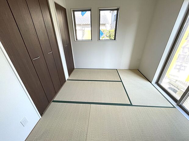 【和室】2面採光の明るい和室！キッズスペースとしても◎