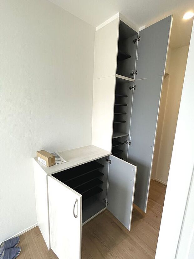 【玄関】シューズボックス付きで玄関すっきり！