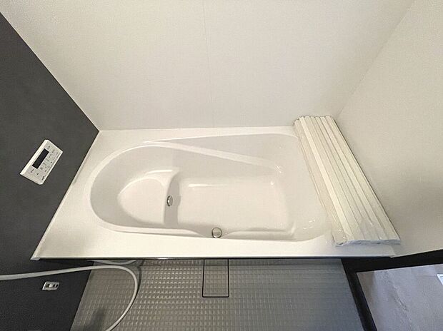 【浴室】落ち着いた雰囲気の浴室！浴室乾燥暖房付き♪