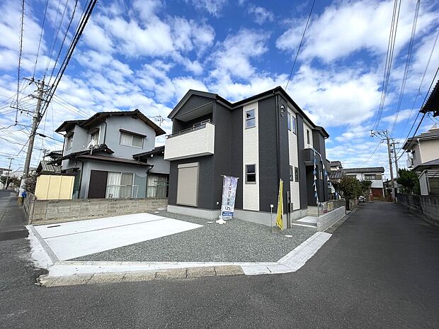 【外観】角地で陽当たり良好+開放感有り！