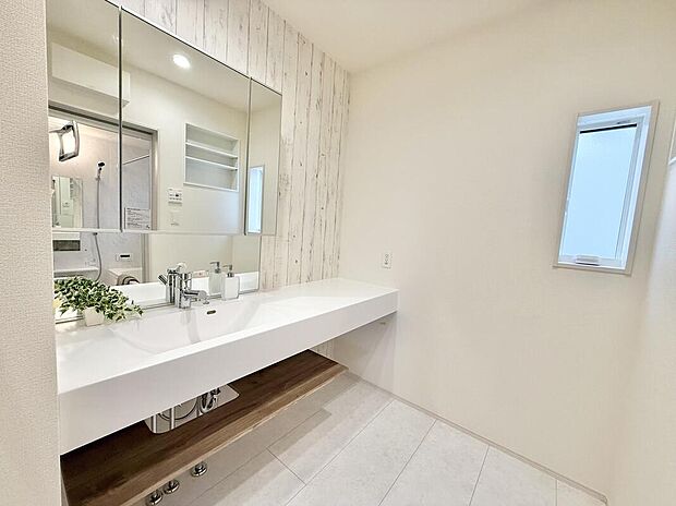 【【3号棟】洗面脱衣室】ゆったりとした洗面脱衣室で朝の混雑時も安心!