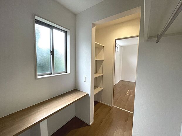 【ファミリークローク】キッチン横、1階廊下に可動棚収納+カウンター+パイプ付枕棚があり便利！