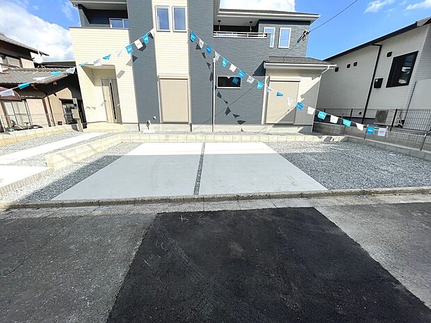 【駐車場】並列4台駐車可能でカーライフを満喫！