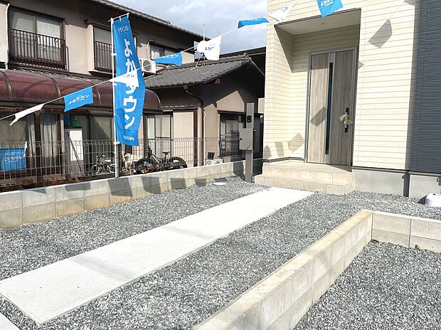 【玄関ポーチ】広々62坪のゆとりある敷地！