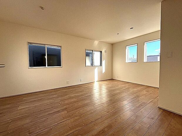 【【2号棟】洋室】10.84帖洋室は間仕切りで5帖+4.5帖の2部屋のお部屋としてもお使いいただけます！