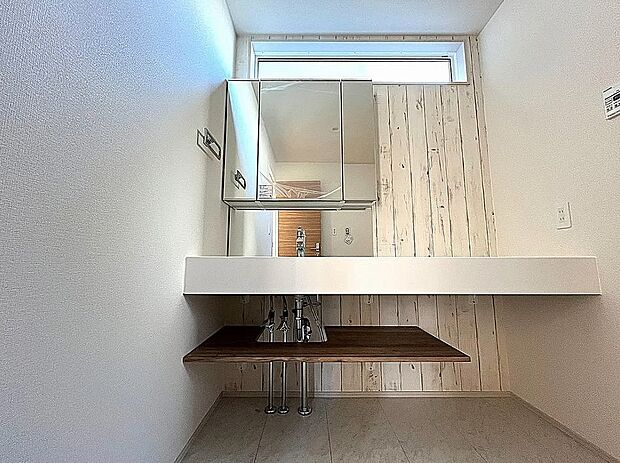 【【1号棟】洗面脱衣室】ゆったりとした洗面脱衣室で朝の混雑時も安心！ホテルライクでお洒落な洗面化粧台で床の掃除も楽々♪