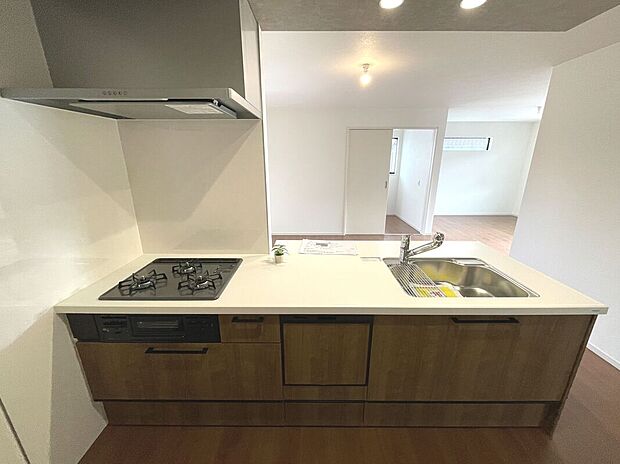 【【2号棟】キッチン】木目調のお洒落なキッチン！食器洗浄乾燥機付き♪