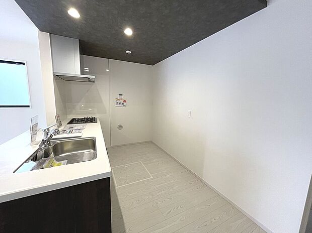 【【1号棟】キッチン】家族の会話が弾むカウンターキッチン！お洒落なポップアップ天井採用♪