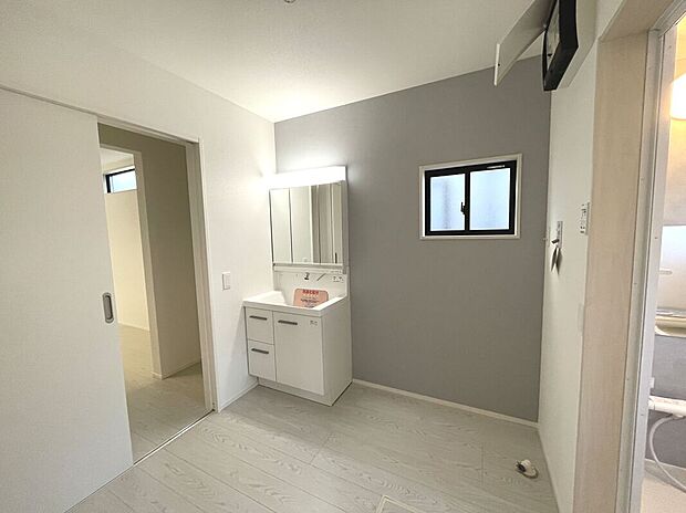 【【2号棟】洗面脱衣室】ゆったりとした洗面脱衣室で朝の混雑時も安心、使い勝手の良いスタイリッシュなデザインの洗面化粧台を設置！