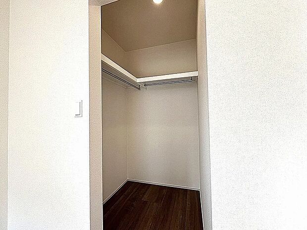 【【1号棟】ウォークインクローゼット】衣類はもちろん、キャリーケースやゴルフバッグなど大きな物も楽々収納できます！