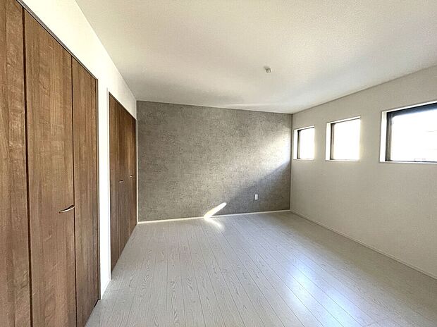 【主寝室】主寝室ゆったり8帖！アクセントクロスがお洒落空間を演出♪