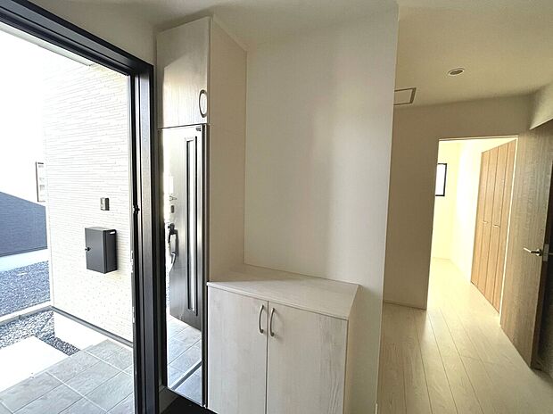 【玄関】シューズボックス付きで玄関すっきり！全身ミラーでお出かけ前の身だしなみチェックもできます♪