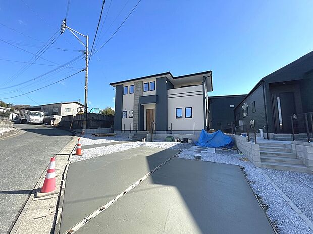 【【1号棟】駐車場】車種により駐車5台可能でカーライフを満喫!