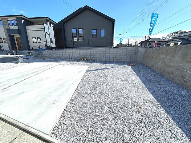 【【2号棟】駐車場】並列で4台駐車可能!