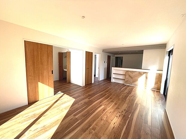 【【1号棟】リビング】LDK+洋室でさらに広々23帖!