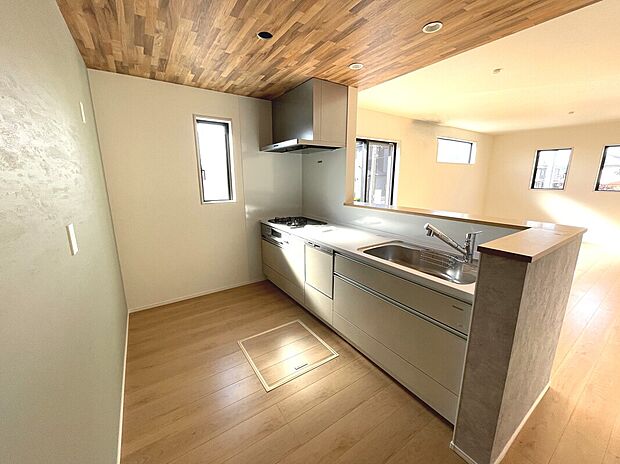 【【1号棟】キッチン】家族の会話が弾むカウンターキッチン!お洒落な下がり天井を採用♪