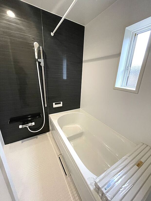 【【1号棟】浴室】窓+浴室乾燥暖房付きで換気も十分にできます！