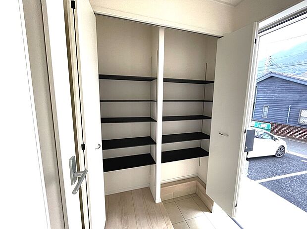 【【2号棟】玄関】シューズクローゼット付きで玄関すっきり！