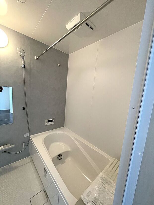 【浴室】落ち着いた雰囲気の浴室!浴室乾燥暖房付き♪