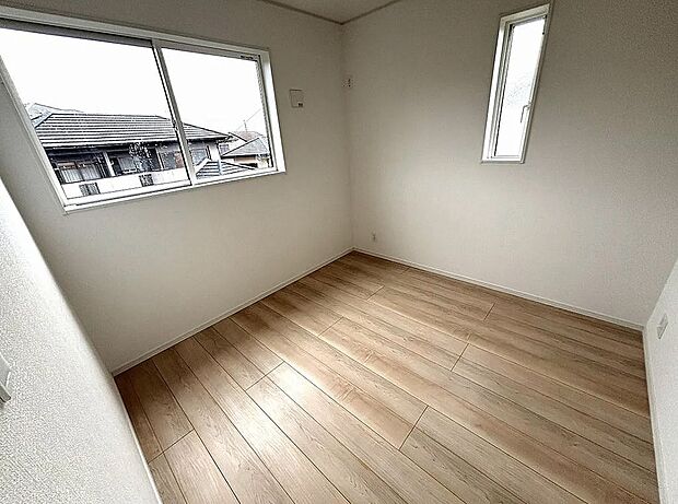 【洋室】窓辺からの日差しがあたたかさを演出します!