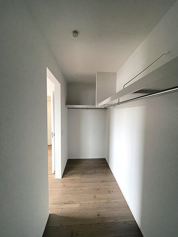 【ウォークインクローゼット】衣類はもちろん、キャリーケースやゴルフバッグなど大きな物も楽々収納できます!