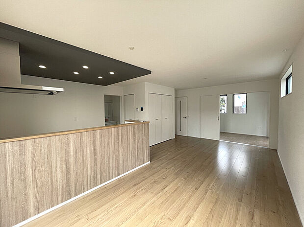 【リビング】LDK+洋室でさらに広々22.2帖!