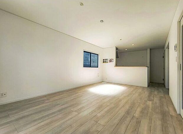 【 【2号棟】リビング】LDK18帖!対面キッチンがご家族のあたたかい時間を演出♪