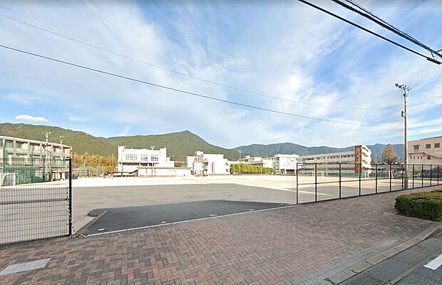 須恵町立須恵中学校(約880m)