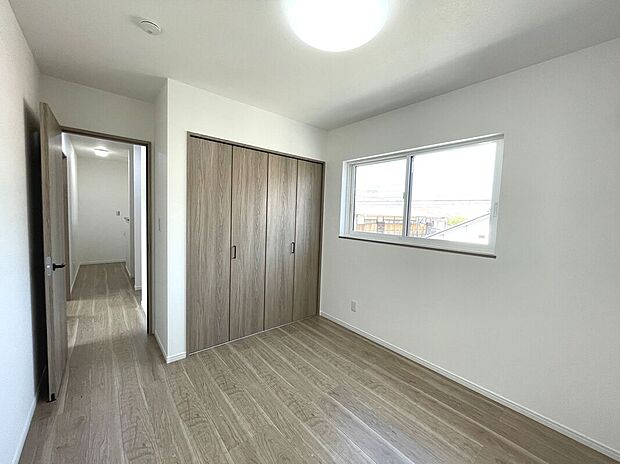 【2階洋室】2階北東側5.3帖洋室！窓辺からの日差しがあたたかさを演出します♪