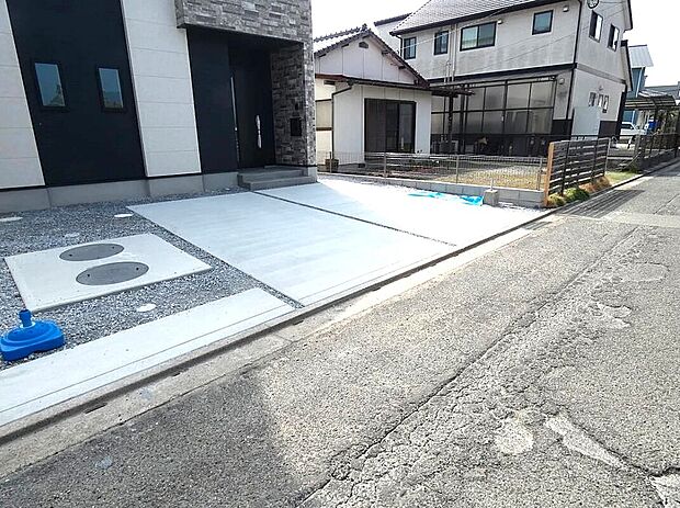 【駐車場】並列3台駐車可能でカーライフを満喫!