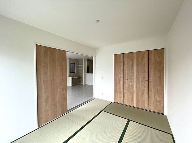 【和室】リビングとつなげて使うこともできる6帖の和室!キッズスペースやお昼寝にも使えます♪