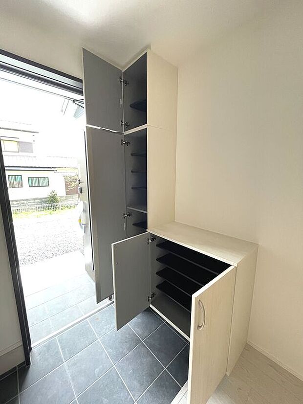 【玄関】シューズボックス付きで玄関すっきり!