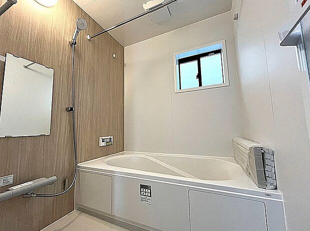 【【1号棟】浴室】窓+浴室乾燥暖房付きで換気も十分にできます！