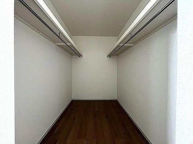 【【2号棟】ウォークインクローゼット】衣類はもちろん、キャリーケースやゴルフバッグなど大きな物も楽々収納できます♪