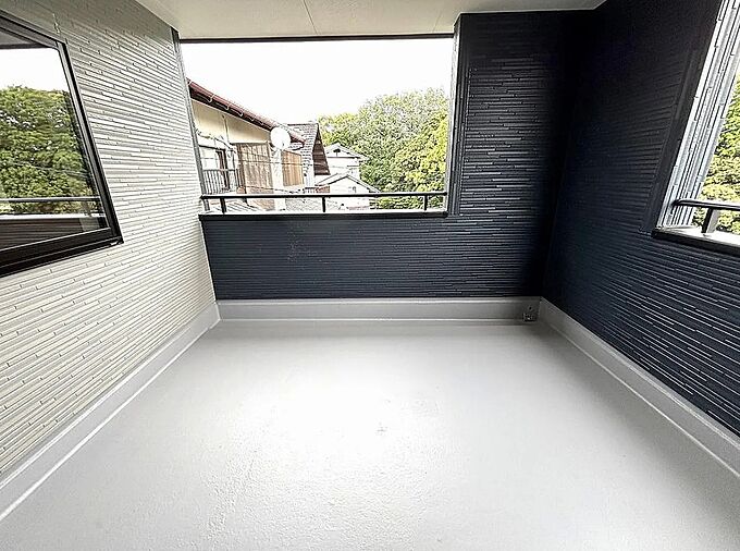 使い勝手の良い広々屋根付きバルコニー有り!