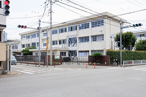 春日市立春日中学校（約800m）